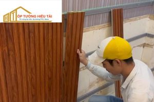 Tiến hành thi công tấm nhựa lam sóng gắn lên tường/ khung xương